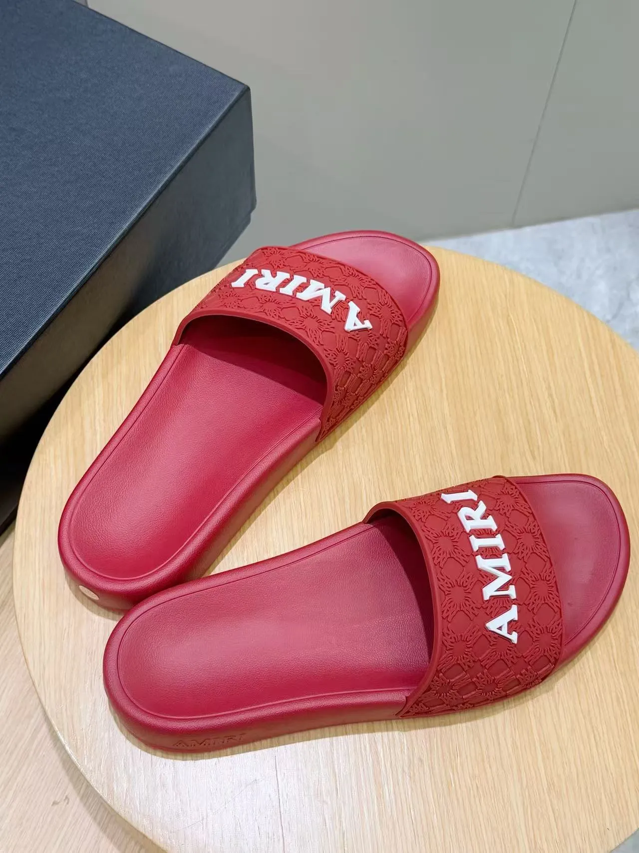 [AMIRI* Emil] P: 300💰 Size: 39-45 Official website new original 1:1 AMIRI* Emil classic men's slippers, high-end boutique, original material, TPU upper, foam bottom, fine workmanship, casual, loose and comfortable, a must-have in summer.